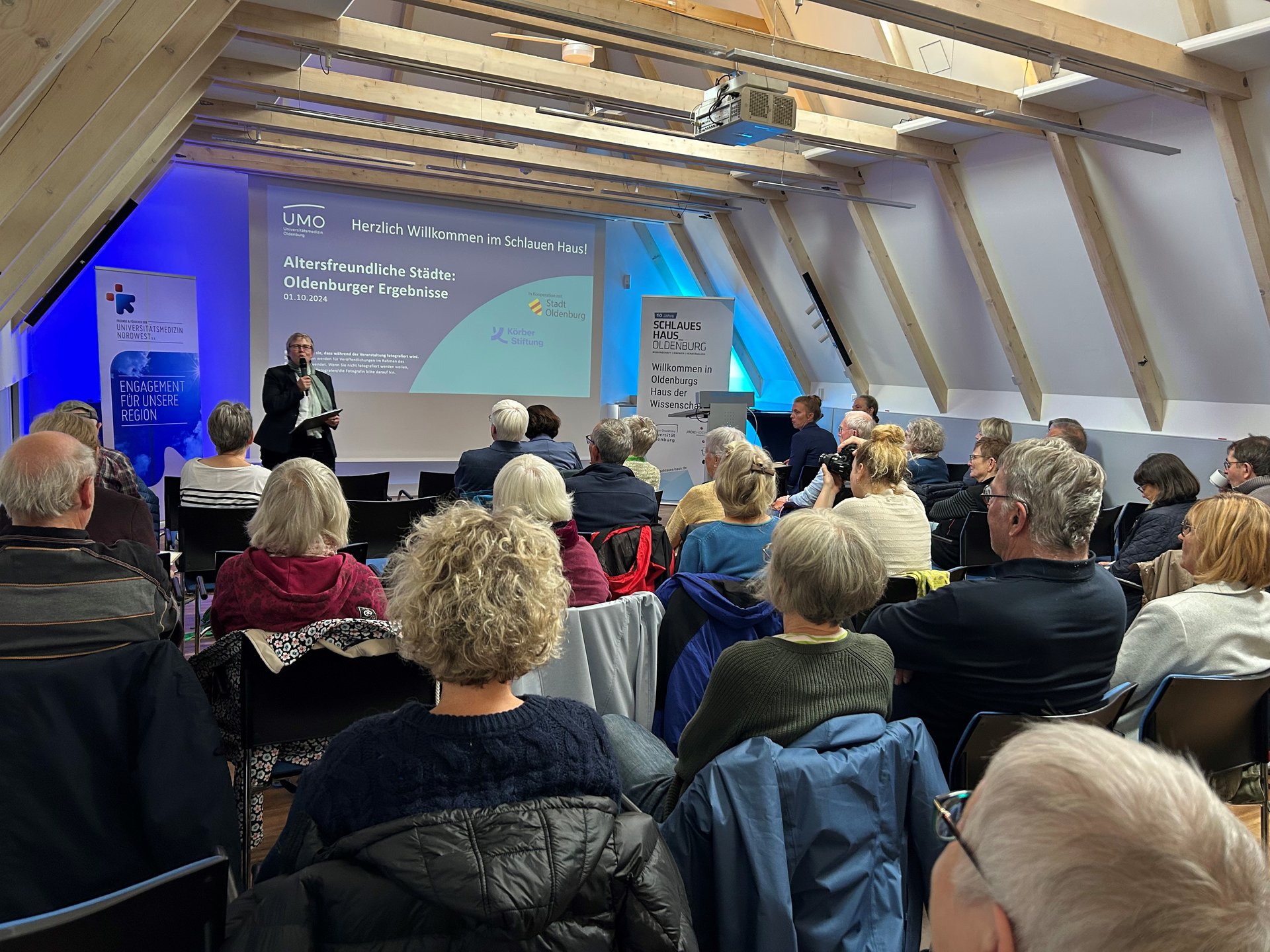 Rund 40 Bürgerinnen und Bürger informierten sich im Schlauen Haus über die Ergebnisse der Umfrage. Foto: Stadt Oldenburg