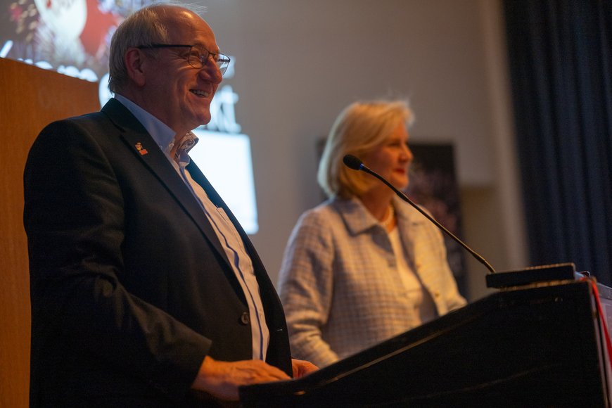 Michael Lorenz (Leiter des Bürger- und Ordnungsamtes) und Bürgermeisterin Petra Averbeck bei den Ehrungen zum Kramermarkt 2025. Foto: Sascha Stüber