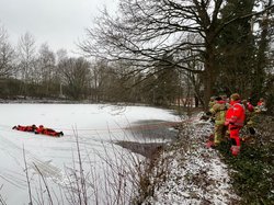 Bei der Rettung von eingebrochenen Menschen ist die richtige Gewichtsverteilung auf dem Eis entscheidend. Foto: Feuerwehr Oldenburg Bei der Rettung von eingebrochenen Menschen ist die richtige Gewichtsverteilung auf dem Eis entscheidend. Foto: Feuerwehr Oldenburg