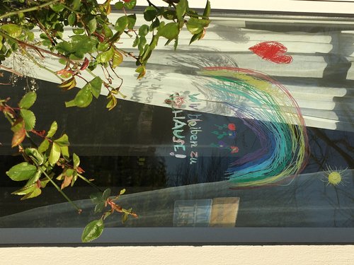 Fensterbild Wir bleiben zu Hause. Foto: privat