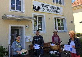 Vier Menschen stehen vor dem Gebäude der Gemeinwesenarbeit Dietrichsfeld. Foto: Stadt Oldenburg