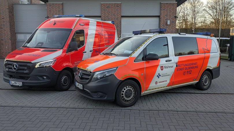 Notfallkrankentransportwagen (links im Bild) und Akut-Einsatzfahrzeug (rechts). Foto: Stadt Oldenburg