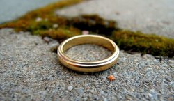 Ring liegt auf dem Boden. Foto: AI Leino/Pixabay
