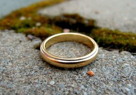 Ring liegt auf dem Boden. Foto: AI Leino/Pixabay