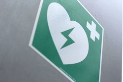 Schild Defibrillator. Foto: Louis Bauer/Pexels