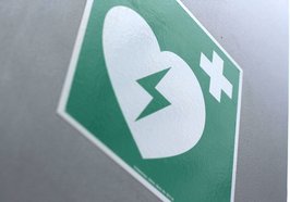 Schild Defibrillator. Foto: Louis Bauer/Pexels