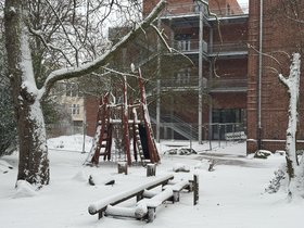 Die schneebedeckten Schulhöfe in Oldenburg blieben heute leer, so wie hier beim Alten Gymnasium. Foto: Sascha Stüber