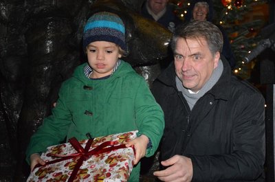 Oberbürgermeister Jürgen Krogmann mit dem diesjährigen Lamberti-Markt-Engel Johann. Foto: Stadt Oldenburg