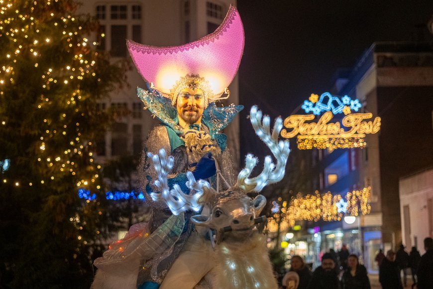 Mystisches Lichtwesen beim weihnachtlichen Laternenwandern zum Lamberti-Markt 2024. Foto: Sascha Stüber