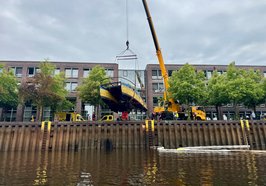 Der ausgebrannte und gesunkene Katamaran im Oldenburger Hafen wurde am 16. Juni geborgen. Foto: Sascha Stüber