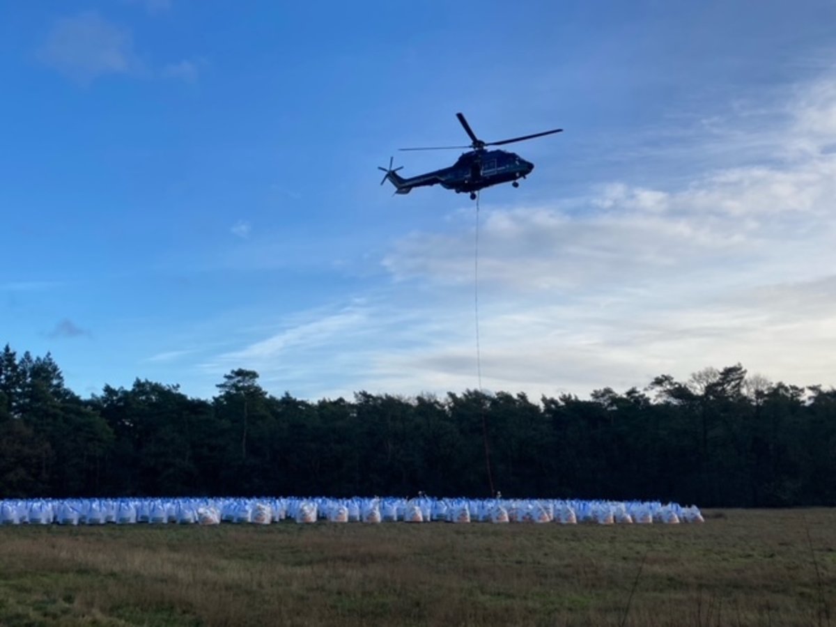Ein Hubschrauber fliegt Sandsäcke zu den Einsatzorten. Foto: Stadt Oldenburg