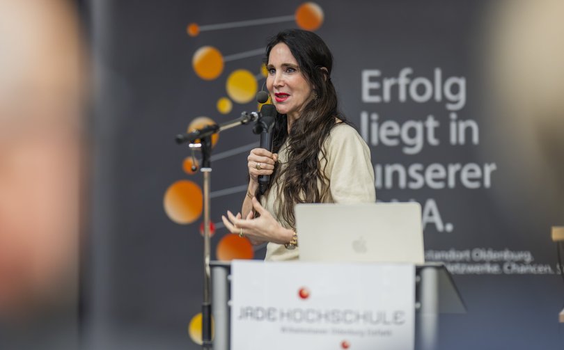Keynote Speakerin Prof. Dr. Anabel Ternès von Hattburg während des 40. Kontaktpunkt Wirtschaft. Foto: Imke Folkerts Keynote Speakerin Prof. Dr. Anabel Ternès von Hattburg während des 40. Kontaktpunkt Wirtschaft. Foto: Imke Folkerts