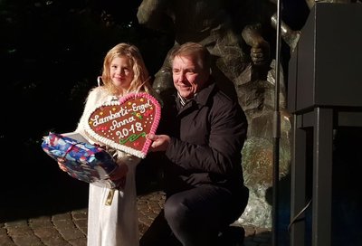 Lamberti-Engel Anna und Oberbürgermeister Jürgen Krogmann bei der Lamberti-Markt-Eröffnung 2018. Foto: Stadt Oldenburg