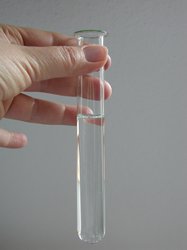 Mit Wasser gefülltes Reagenzglas in einer Hand. Foto: Sigrid Roßmann/Pixelio