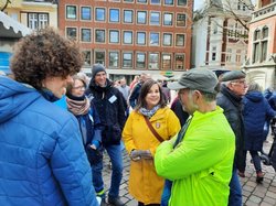 Stadtbaurätin Christine-Petra Schacht (mittig in gelb) im Austausch mit Bürgerinnen und Bürgern beim Aktionstag „Hallo Fahrrad“. Foto: Stadt Oldenburg