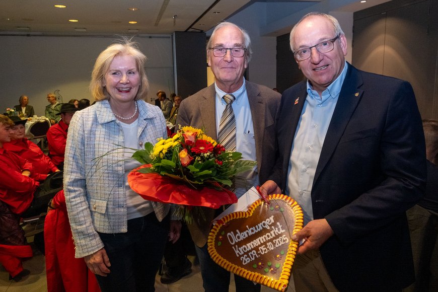 Bürgermeisterin Petra Averbeck, Otfried Hanstein und Michael Lorenz (Leiter des Bürger- und Ordnungsamtes) bei der Ehrung am 1. Oktober 2025. Foto: Sascha Stüber