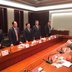 Vorschau: Vertreter des Volkskongresses in Xi'an stehen an einem Konferenztisch, auf dem Namensschilder stehen. Foto: Stadt Oldenburg