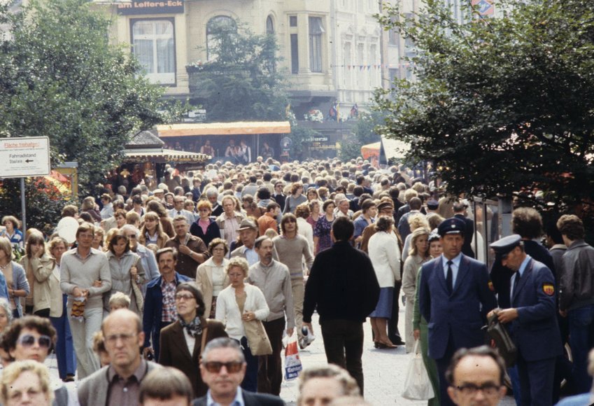 Publikumsmagnet von Anfang an: Das Bild zeigt die Menschenmassen im Bereich Lange Straße beim Stadtfest 1979. Foto: Stadtarchiv Oldenburg 