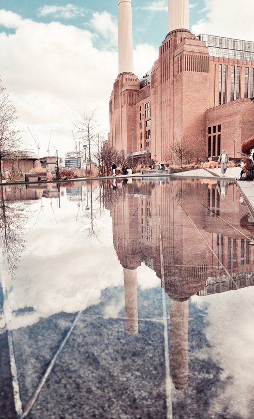 Architektur in London: Hier spiegelt sich die bekannte Battersea Power Station mit ihren vier Türmen in einem See wider. Foto: Anthea Wicherts