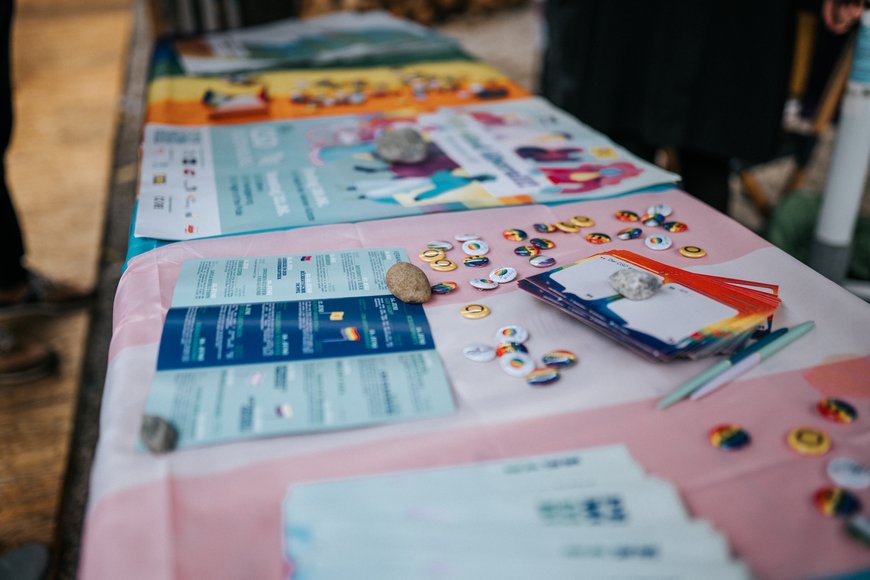 Auf einem Tisch liegen Buttons, Flyer und Plakate. Foto: Florian Skupin