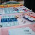 Vorschau: Auf einem Tisch liegen Buttons, Flyer und Plakate. Foto: Florian Skupin