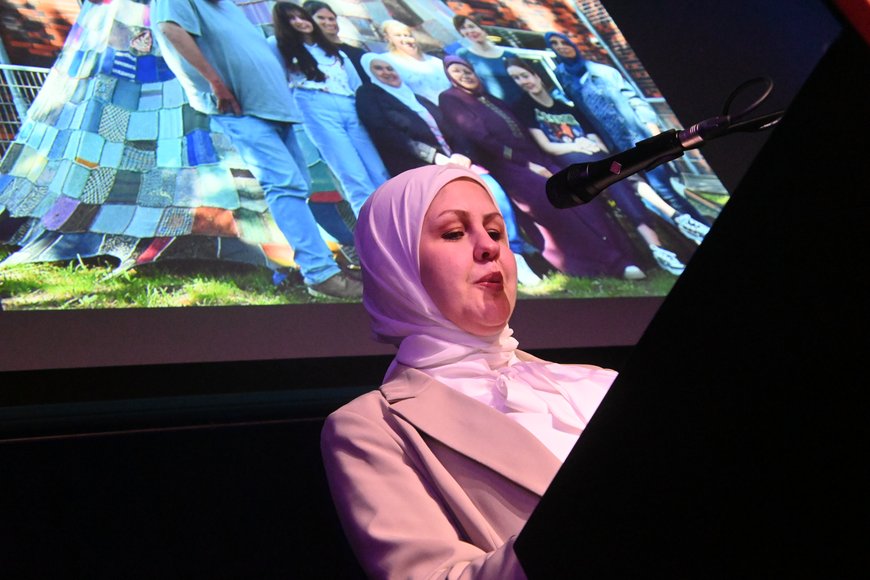 Samah Zarka vom LEB-Projekt „Küche im Quartier“ beim Lesen ihres Textes. Foto: Torsten von Reeken.