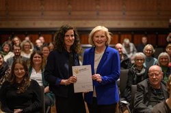 Preisträgerin Eva Kranenburg (links) mit Bürgermeisterin Petra Averbeck. Foto: Mohssen Assanimoghaddam
