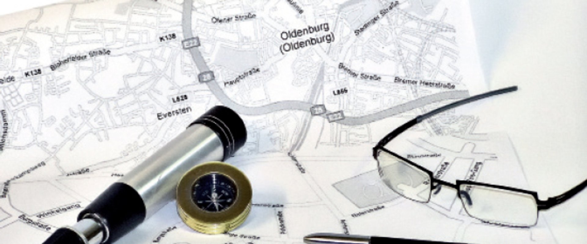 Stadtplanausschnitt mit Brille, Stift und Kompass. Foto: Stadt Oldenburg