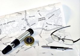 Stadtplanausschnitt mit Brille, Stift und Kompass. Foto: Stadt Oldenburg