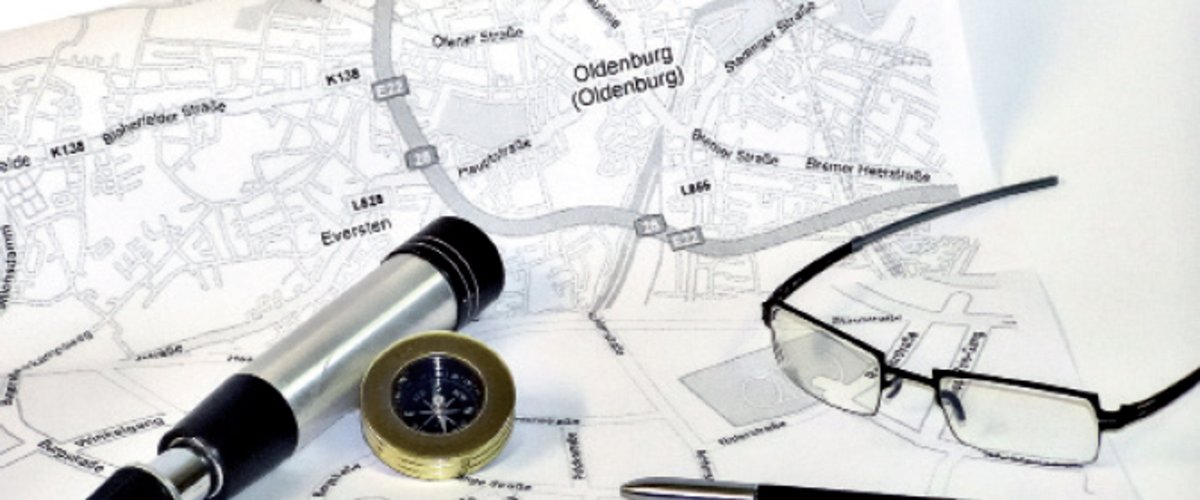 Stadtplanausschnitt mit Brille, Stift und Kompass. Foto: Stadt Oldenburg