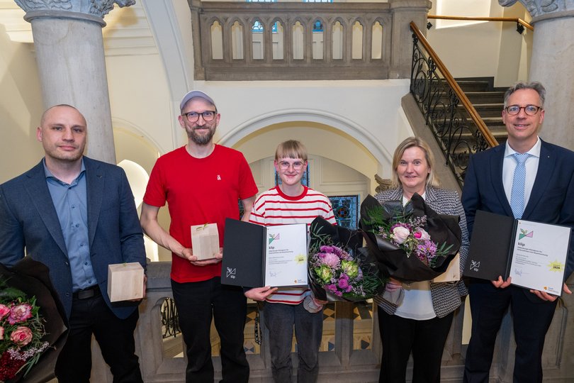 Die Preisträgerinnen und Preisträger des Klima-Innovations-Preises „klip 26“ (von links): Christian Bortz (Schweigatz Heizungs- und Sanitärbau GmbH), Andreas Dobberkau und Merle Kubasch (Käthe Kaffeerösterei GmbH) sowie Heike Blankenstein und Stefan Bolik (Deutsche Post AG). Foto: Sascha Stüber