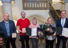 Die Preisträgerinnen und Preisträger des Klima-Innovations-Preises „klip 26“ (von links): Christian Bortz (Schweigatz Heizungs- und Sanitärbau GmbH), Andreas Dobberkau und Merle Kubasch (Käthe Kaffeerösterei GmbH) sowie Heike Blankenstein und Stefan Bolik (Deutsche Post AG). Foto: Sascha Stüber