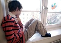 Chłopiec siedzący przy oknie. Zdjęcie: DAK/Wigger