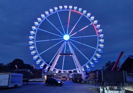 Das beleuchtete Riesenrad während der Aufbauphase am 20. September. Foto: Stadt Oldenburg