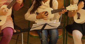 Kinder mit Ukulele. Foto: Anne Hoeltzenbein