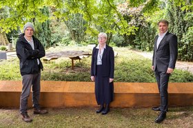 Die Vorsitzende der Jüdischen Gemeinde zu Oldenburg, Dr. Elisabeth Schlesinger, und Oberbürgermeister Jürgen Krogmann übergaben das vom Bremer Künstler Amir Omerović (links) gestaltete Kunstwerk seiner Bestimmung. Foto: Mohssen Assanimoghaddam