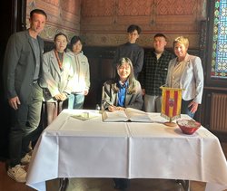 Bürgermeisterin Petra Averbeck (11. von links) empfing im Alten Rathaus eine Delegation der chinesischen Qingdao Academy sowie das OLMUN-Organisationsteam, das den Besuch initiiert hatte. Foto: Stadt Oldenburg