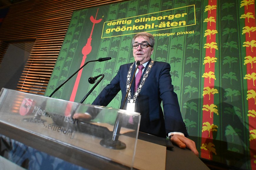 Oberbürgermeister Jürgen Krogmann hält eine Rede. Foto: Torsten von Reeken