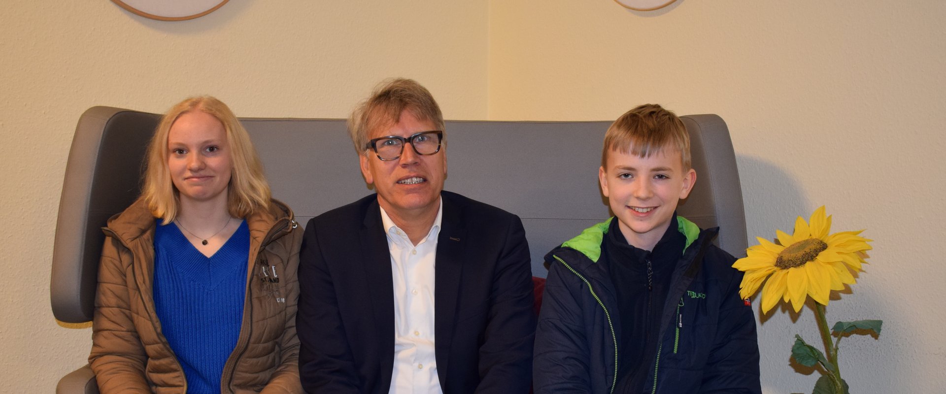 Svantje (links) und Jakub (rechts) mit Matthias Welp auf dem Sofa. Foto: Stadt Oldenburg