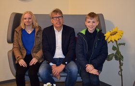 Svantje (links) und Jakub (rechts) mit Matthias Welp auf dem Sofa. Foto: Stadt Oldenburg