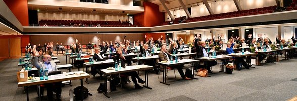 Die konstituierende Sitzung des Stadtrates fand in der Kongresshalle der Weser-Ems-Hallen statt. Foto: Sascha Stüber