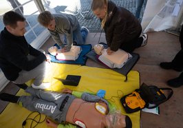 Unter Anleitung der Feuerwehr übten Besucherinnen und Besucher die Wiederbelebung an einem Reanimationsdummy und erfuhren, wie man im Notfall richtig hilft. Foto: Sascha Stüber