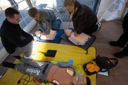Unter Anleitung der Feuerwehr übten Besucherinnen und Besucher die Wiederbelebung an einem Reanimationsdummy und erfuhren, wie man im Notfall richtig hilft. Foto: Sascha Stüber Unter Anleitung der Feuerwehr übten Besucherinnen und Besucher die Wiederbelebung an einem Reanimationsdummy und erfuhren, wie man im Notfall richtig hilft. Foto: Sascha Stüber