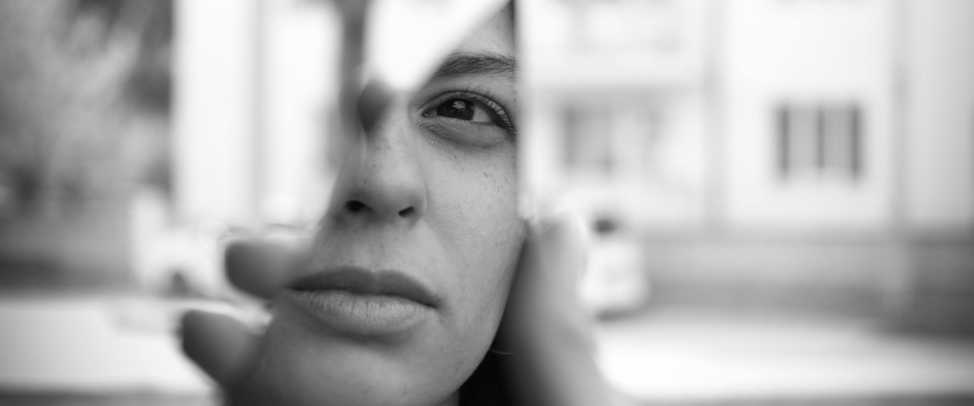 Das Gesicht einer Frau in einem zerbrochenen Spiegel. Foto: kagan karatay/pexels