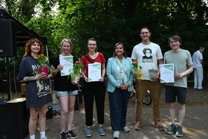 Die diesjährige Schnippeldisko in Bloherfelde wurde genutzt, um die Auszeichnung des „Alle fürs Klima“-Preises an die Schnippeldisko, das Solarcamp sowie die Workshops zum klimagesunden Kochen zu vergeben. Zu sehen sind die Verantwortlichen sowie Stadtbaurätin Frau Schacht (vierte von links). Foto: Jörg Hemmen