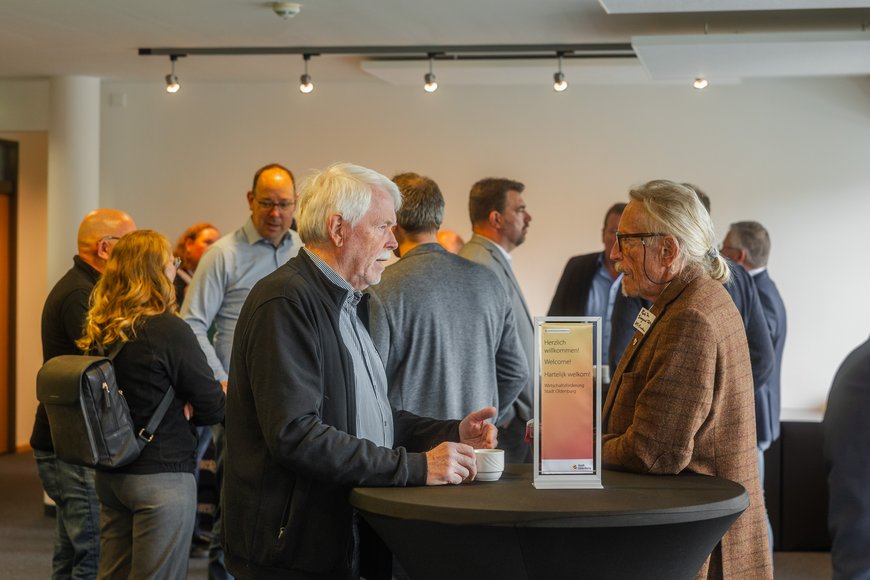 Teilnehmende diskutieren über die Zukunft von Wasserstoff. Foto: Berca Foto & Video