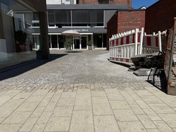 So wie vorne im Bild (Pflasterung Herbartgang) soll auch der komplette Sartoriusgang (Natursteinpflaster dahinter) gepflastert werden. Foto: Stadt Oldenburg