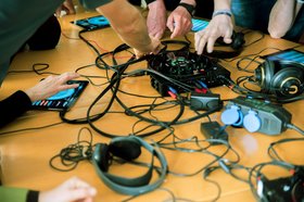 „Hands on“ hieß es beim Workshop „Mobile Music - Musik mit Apps“. Foto: Dirk Lindes. © Stadt Oldenburg.