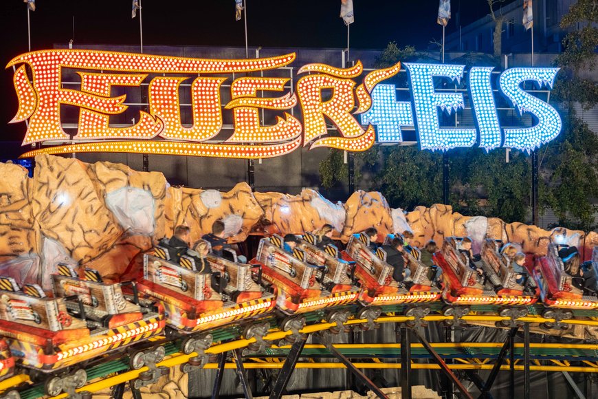 Die Achterbahn Feuer + Eis auf dem Kramermarkt 2024. Foto: Sascha  Stüber