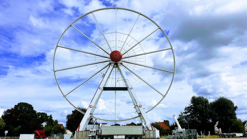 Imposanter Blickfang: Der Aufbau des Riesenrads hat begonnen. Foto: Stadt Oldenburg
